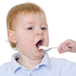 Barn som spiser yoghurt | Foto: nemster / iStockphoto